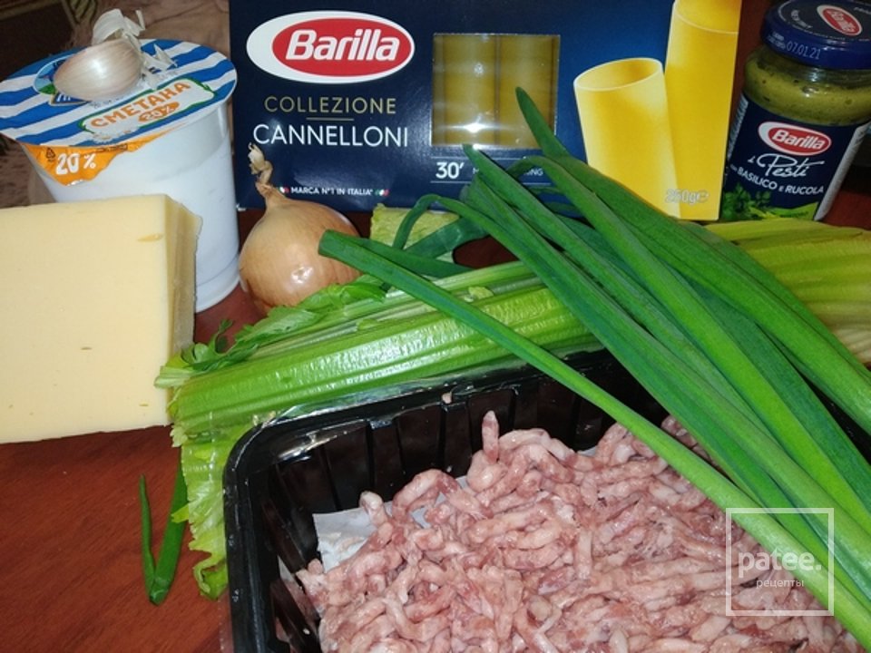 CANNELLONI, фаршированные свининой, сельдереем под сыром с соусом Barilla Pesti con Basilico e Rucola - Шаг 1