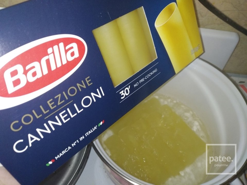 CANNELLONI, фаршированные свининой, сельдереем под сыром с соусом Barilla Pesti con Basilico e Rucola - Шаг 2