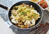 Картошка жаренная с курицей на сковороде