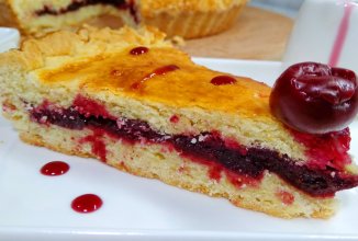 Пирог с вишней из песочного теста