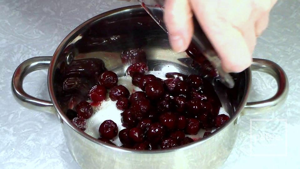 Пирог с вишней из песочного теста - Шаг 2