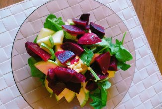 Салат с запеченой свёклой и сырым кабачком