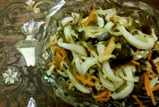 Салат из кальмаров и морской капусты.