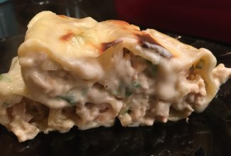 Каннеллони с куриным фаршем под соусом бешамель