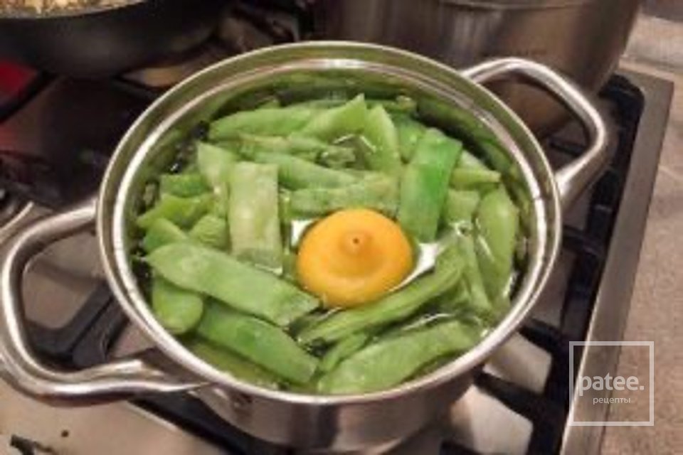 Салат из стручковой фасоли с яйцом. - Шаг 1