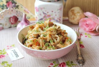 Курица с грибами и лапшой удон