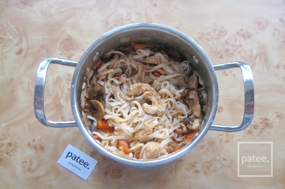 Курица с грибами и лапшой удон - Шаг 11