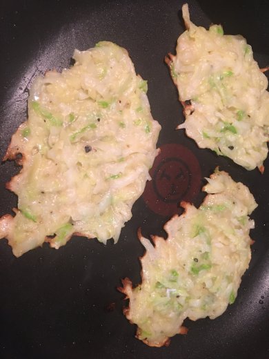 Драники из картофеля и кабачка молочной зрелости на кокосовом масле - Шаг 1