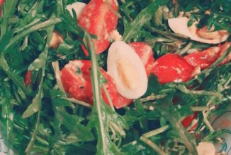 Салат с рукколой, помидорами Черри и перепелиными яйцами