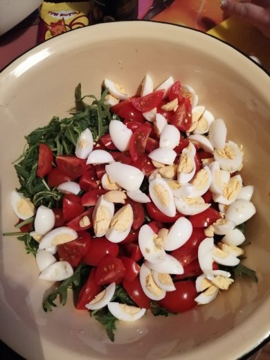 Салат с рукколой, помидорами Черри и перепелиными яйцами - Шаг 1