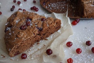 Шоколадная шарлотка с клюквой