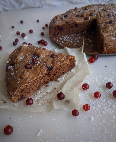 Шоколадная шарлотка с клюквой