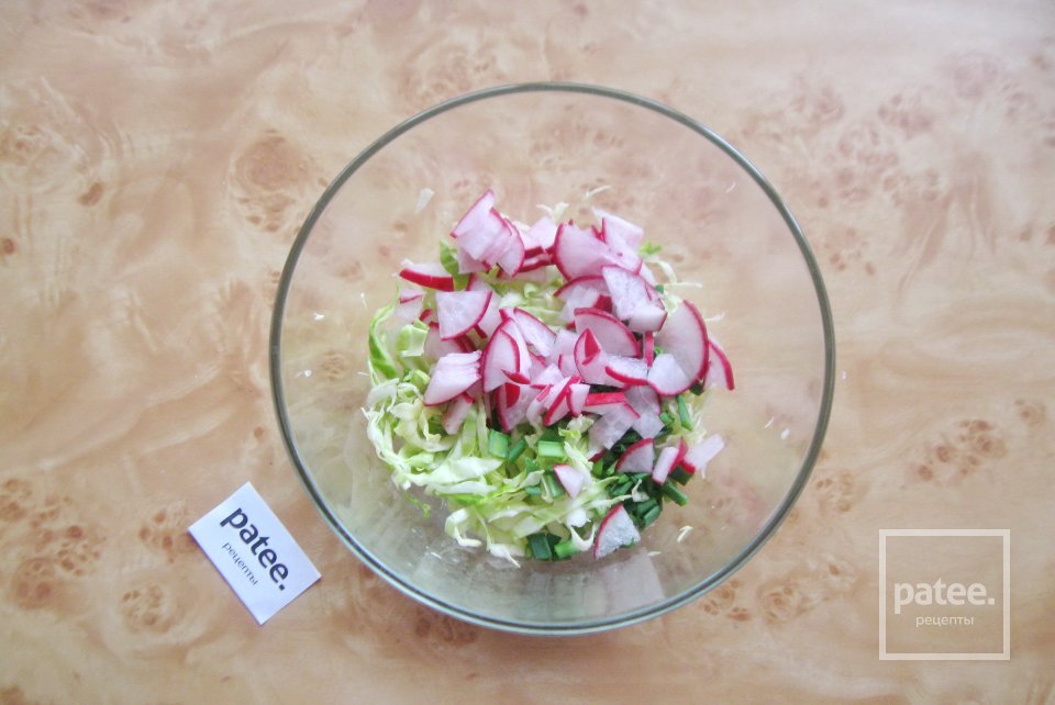 Легкий салат с ананасом и весенними овощами - Шаг 4