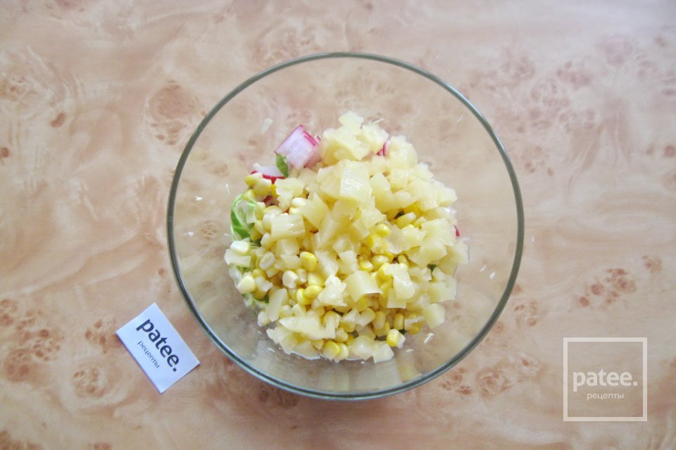 Легкий салат с ананасом и весенними овощами - Шаг 6