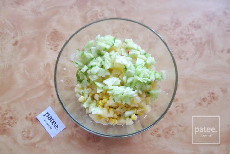 Легкий салат с ананасом и весенними овощами - Шаг 7