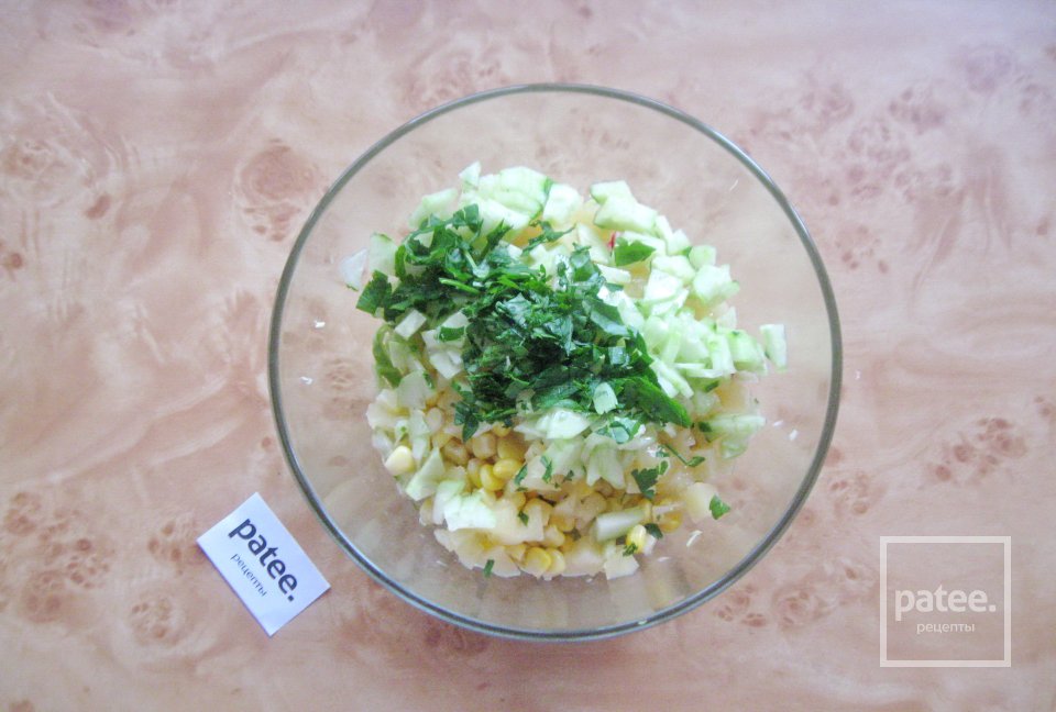 Легкий салат с ананасом и весенними овощами - Шаг 8