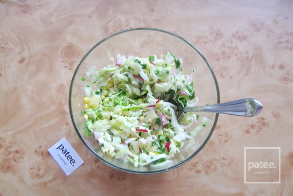 Легкий салат с ананасом и весенними овощами - Шаг 9