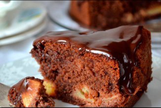 Шоколадный пирог с яблоками в глазури