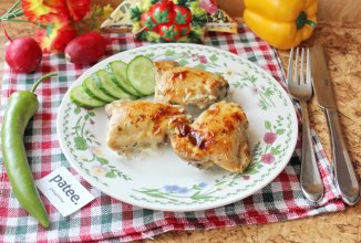 Куриные бедра под сырным соусом в духовке