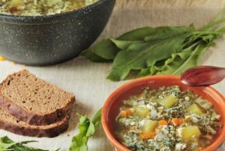 Суп из щавеля и крапивы с яйцом