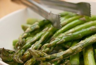 Спаржа запеченная с чесноком