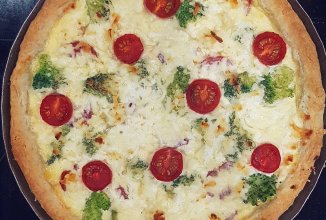 Киш с красной рыбой, брокколи и томатами черри