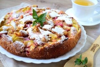 Шарлотка с яблоками и вишней