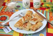 Блинчики с индейкой, яйцом и зеленым луком
