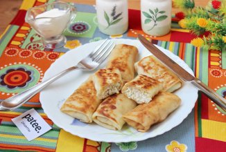 Блинчики с индейкой, яйцом и зеленым луком