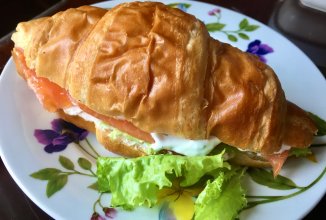 🥐 с лососем.