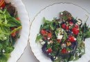 Салат с клубникой, орехами и тыквенными семечками