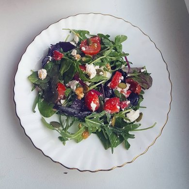 Салат с клубникой, орехами и тыквенными семечками - Шаг 1