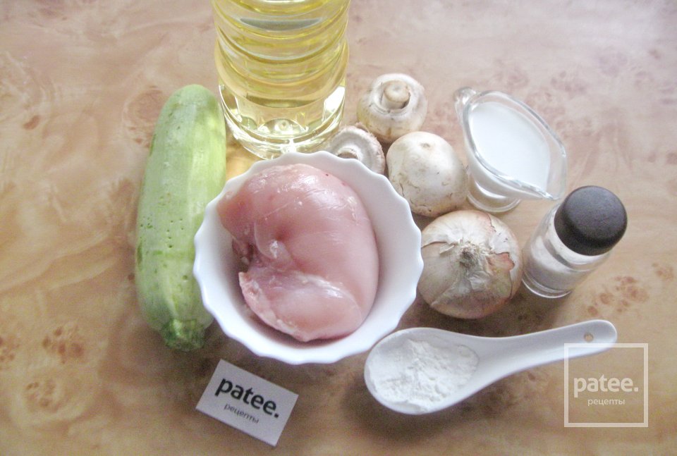 Куриная грудка с грибами и кабачком в сливках - Шаг 1