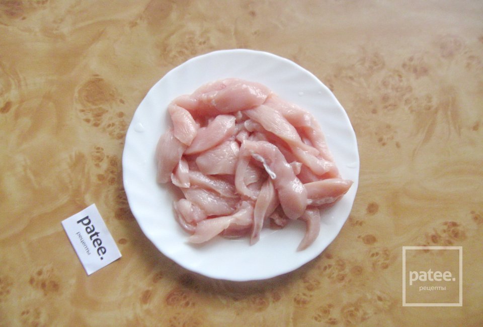 Куриная грудка с грибами и кабачком в сливках - Шаг 2