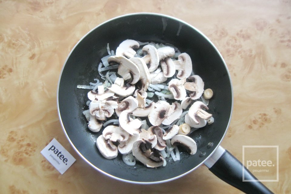 Куриная грудка с грибами и кабачком в сливках - Шаг 8