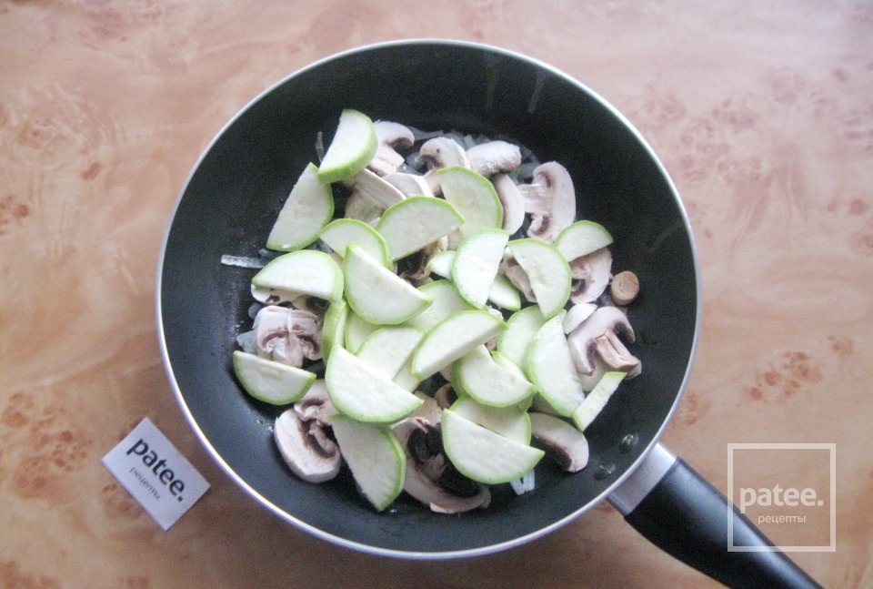 Куриная грудка с грибами и кабачком в сливках - Шаг 9