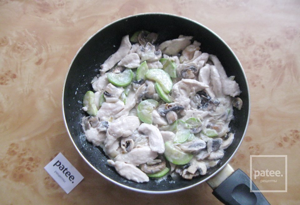 Куриная грудка с грибами и кабачком в сливках - Шаг 12