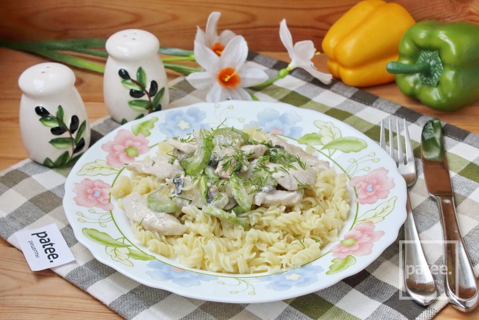 Куриная грудка с грибами и кабачком в сливках - Шаг 13