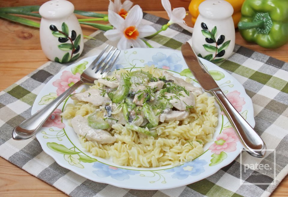 Куриная грудка с грибами и кабачком в сливках - Шаг 14