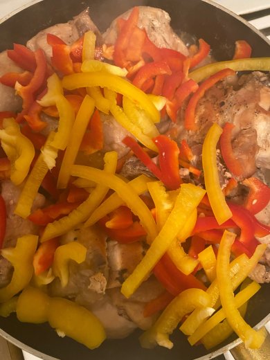 Курица тушеная с перцами🍗 - Шаг 6