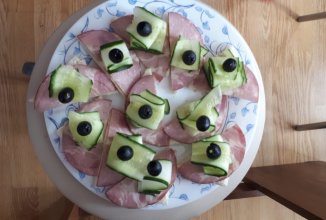 Канапе с бужениной и огурцом