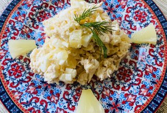 Салат с курицей и ананасом