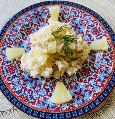 Салат с курицей и ананасом