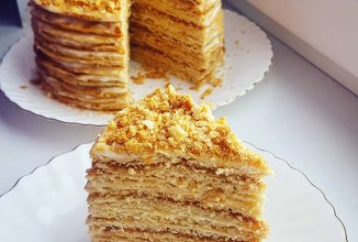 Медовик с кремом из отвешенной сметаны и карамелью