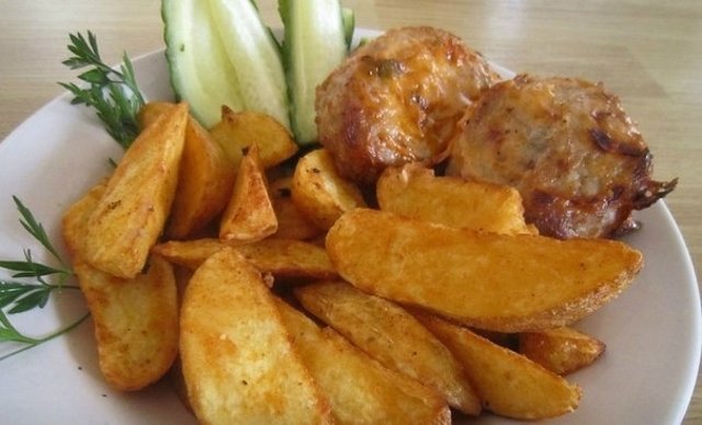 Жареная картошка с запеченными котлетами под соусом