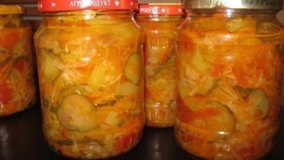 Салат гениальный на зиму. Капуста с болгарским перцем на зиму. Салат на зиму 1 1 1 3. Вкуснейший салат на зиму. Сырой огонек салат на зиму.