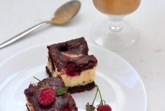 Брауни-чизкейк с малиной