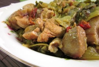 Тушеная свинина с капустой и горошком