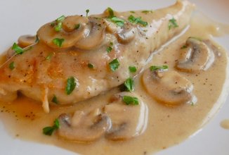 Отварная курица с грибным соусом