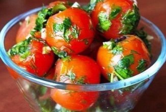 Помидоры в пакетах.